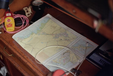 Die Revierkarte liegt auf dem navigationstisch bereit