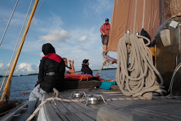 Lagegebesprechnung im Cockpit